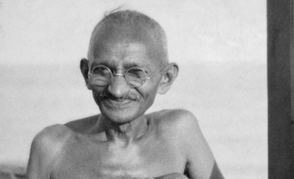 Llaman "racista" a Gandhi y quitan estatua en universidad