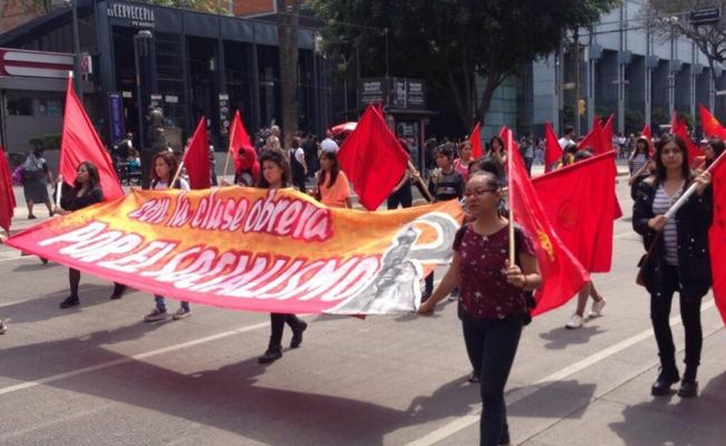 Integrantes del Partido Comunista marchan por el Día del Trabajo