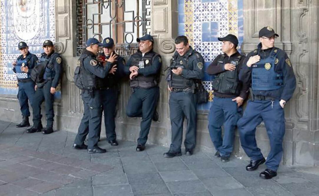 No acudir a trabajar, fumar en servicio, mascar chicle o escupir frente a un superior son algunas de las causas de sanción para los agentes. (Fotos: CARLOS MEJÍA)