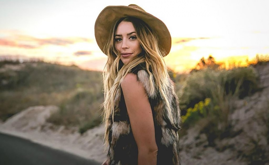 Fallece la cantante Kylie Rae Harris en accidente automovilístico