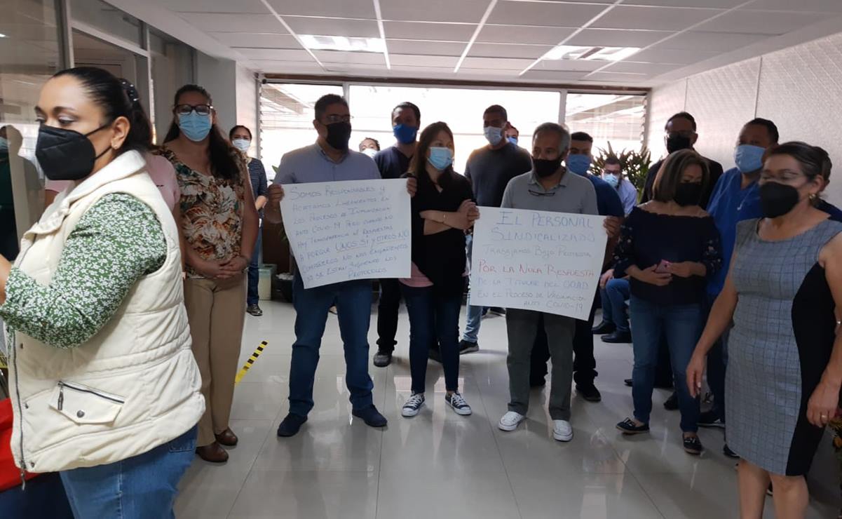 Personal administrativo del IMSS en SLP se manifiesta; exigen ser vacunados 