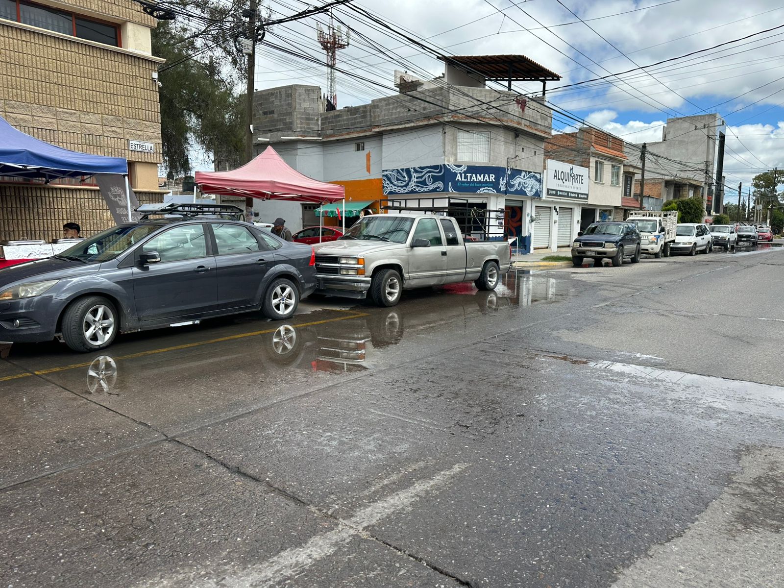 Fuga de aguas negras en la colonia Del Llano provoca hedor en insalubridad; vecinos denuncian omisión de Interapas