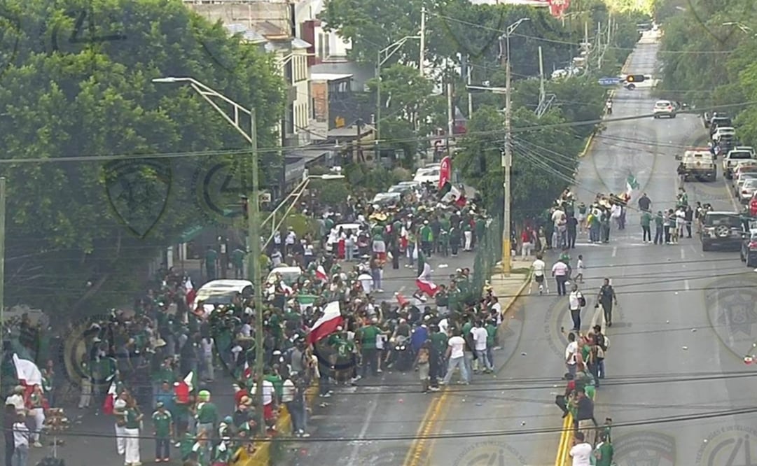 Potosinos se reúnen en la Glorieta Bocanegra para festejar el triunfo de la Selección Mexicana. Foto: SSPC