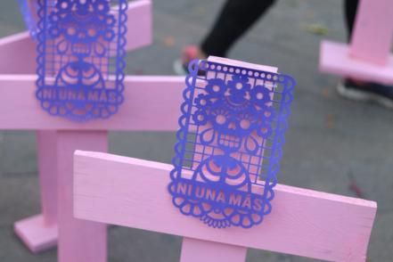 Ponen altar público en honor a víctimas de feminicidio en plaza de capital de SLP