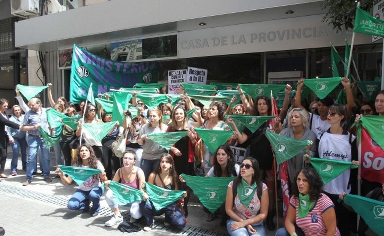 Claman con protestan permitir aborto a niña violada en Buenos Aires