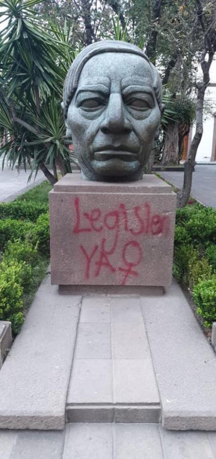 “Aborto legal” pintan en paredes del Congreso