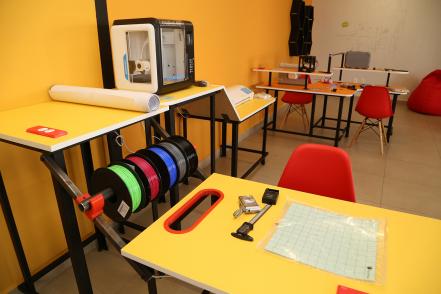 Equipan la sala Makerspace del Centro Jóvenes con Rumbo