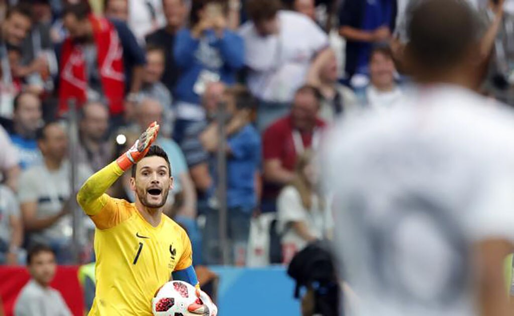 Portero de Francia Hugo Lloris casi se traga una libélula