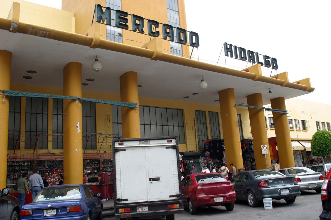 Continúan tareas de limpieza en mercados municipales 