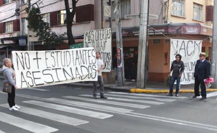Protestan estudiantes de la UACM previo a reunión AMLO-Freeland
