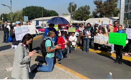 Organizaciones pro-vida rezan rosario afuera de San Lázaro
