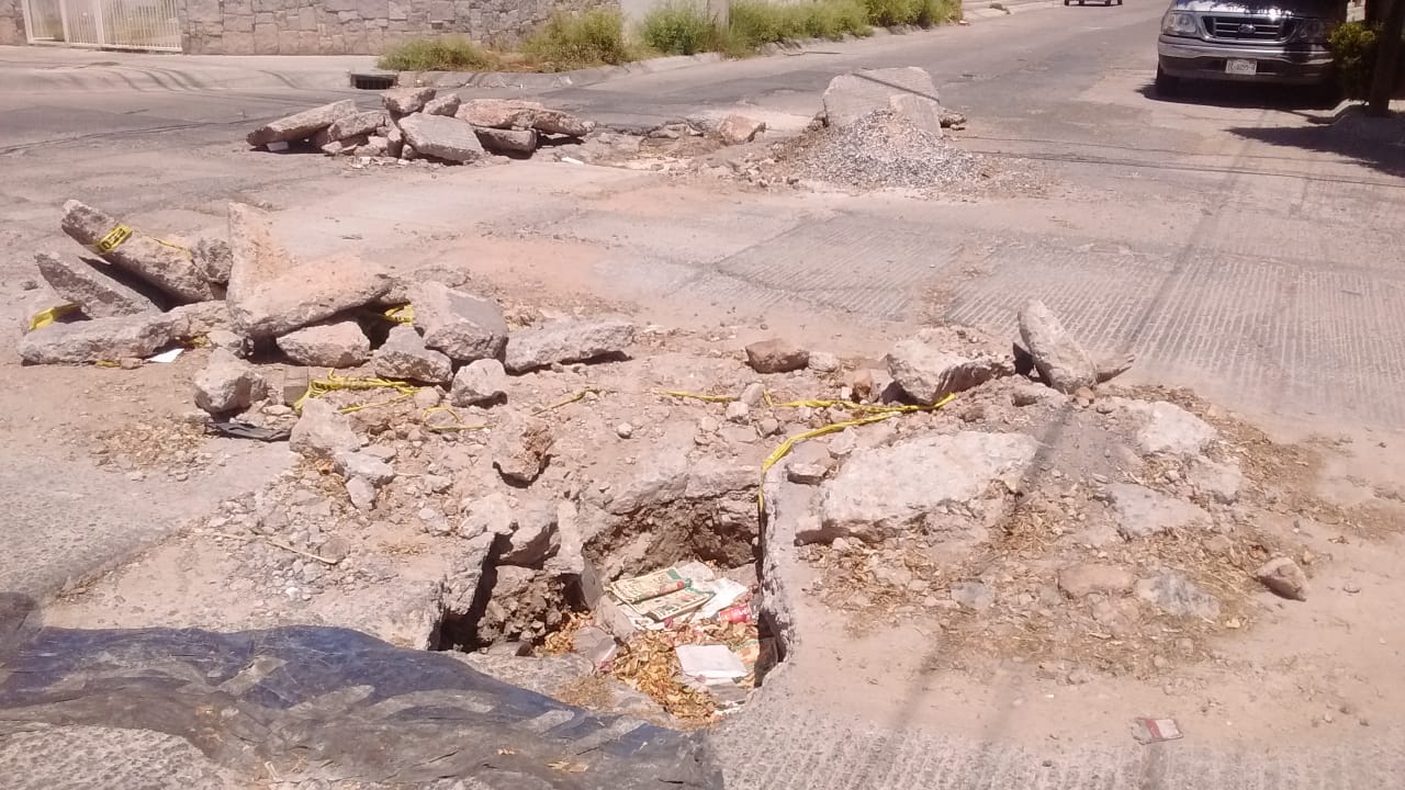 Vecinos de Valle Dorado exigen reparación de baches