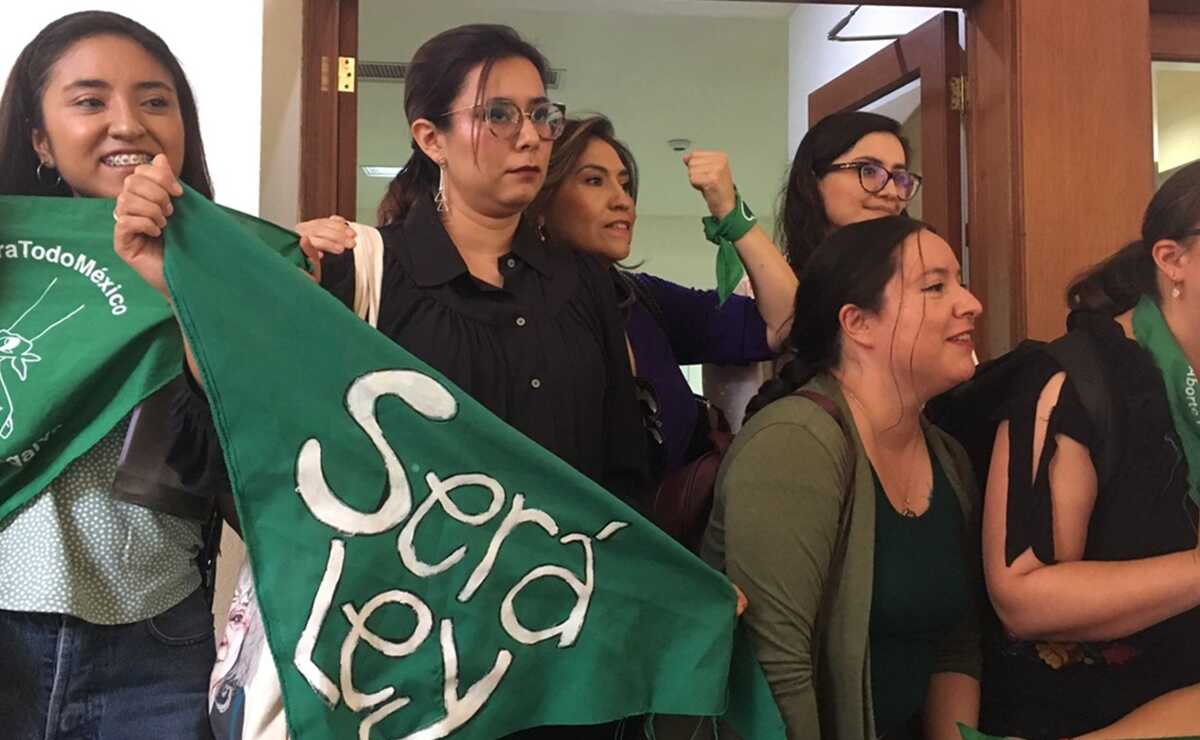 Marea Verde SLP presenta iniciativa para despenalizar el aborto en el estado