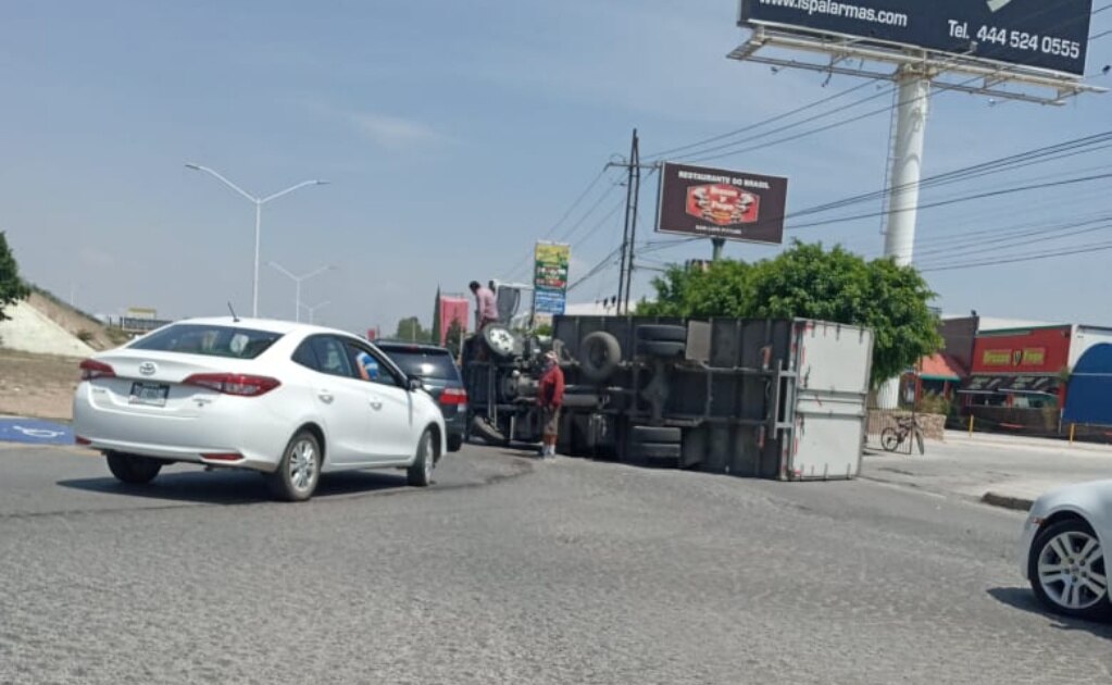 Vuelca camión sobre la México-Querétaro
