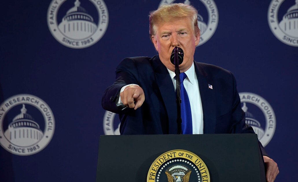 Trump quiere que denunciante del caso Ucrania testifique ante el Congreso