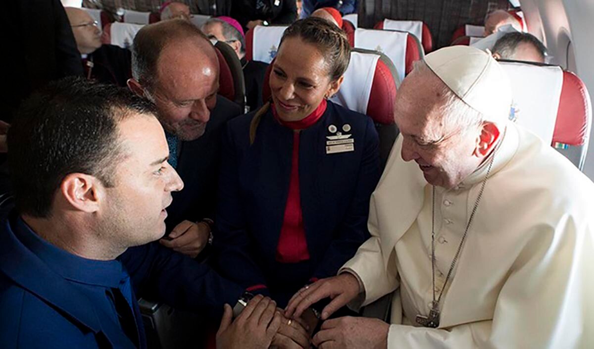 Papa casa a una pareja en pleno vuelo