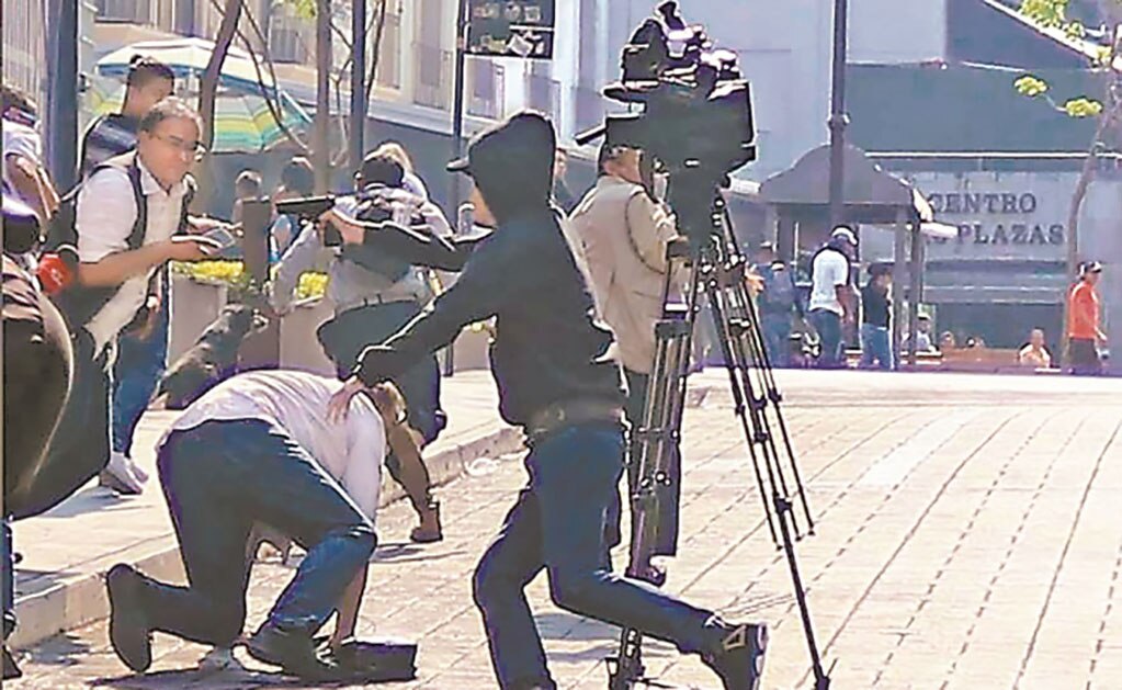 El agresor se abrió paso entre periodistas para disparar contra representantes sindicales, quienes encabezaron una protesta de comerciantes. / MARGARITO PÉREZ RETANA. CUARTOSCURO