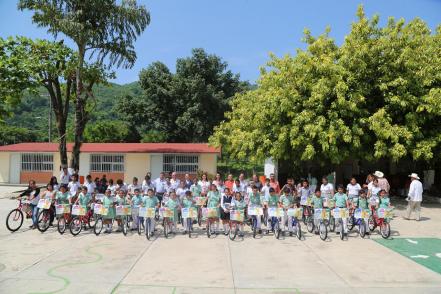 DIF estatal entrega despensas, bicicletas y computadoras en la Huasteca potosina
