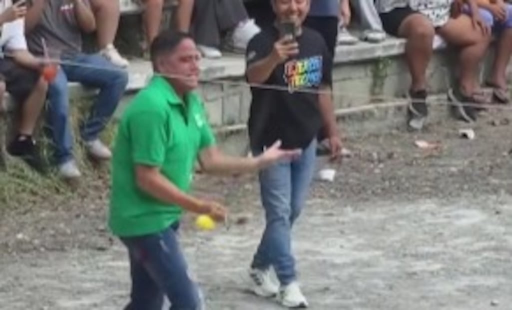 Tras su singular aparición, el personaje político se hizo tendencia en Redes Sociales. Foto: captura de video.