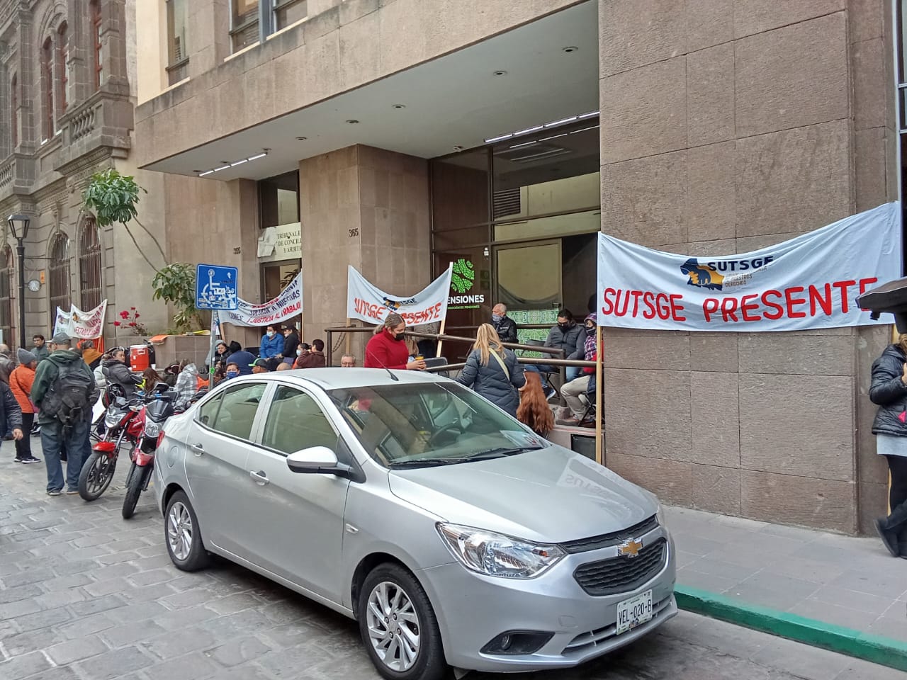 Trabajadores sindicalizados del gobierno de SLP instalan plantón frente al Tribunal de Conciliación y Arbitraje