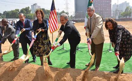 Colocan primera piedra de nueva embajada de EU en la CDMX
