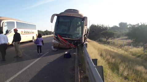Choque de frente en carretera a Villa de Reyes, un muerto 