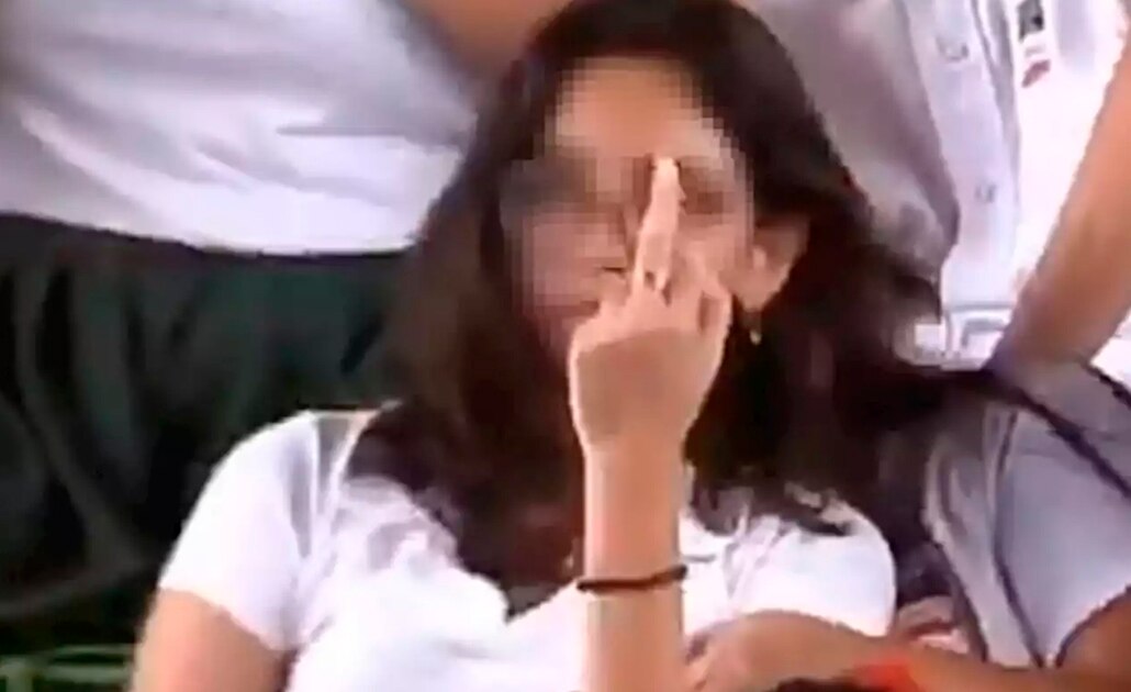 Descartan sanción a estudiante en evento de AMLO por señal obscena