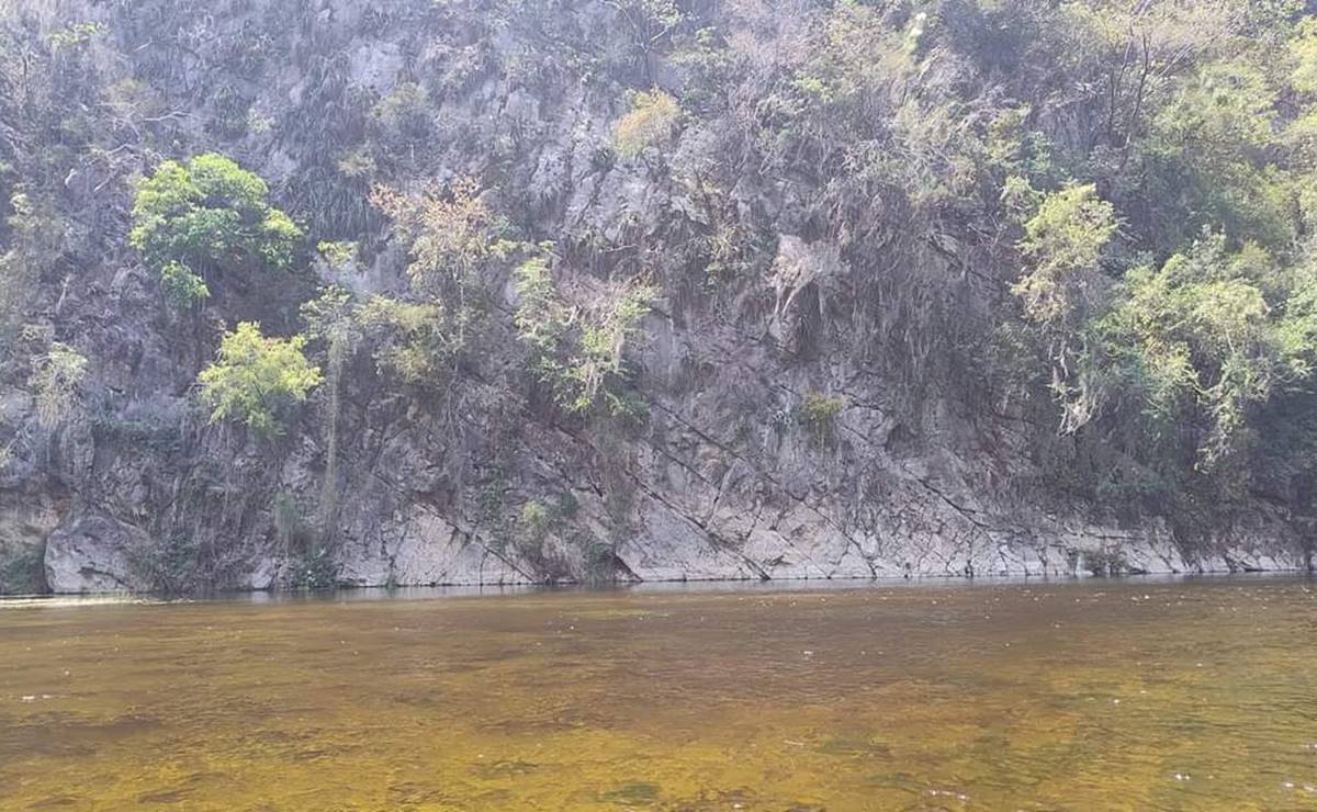 Exhiben presunta contaminación en río de Puente de Dios en la Huasteca por descargas de residuos de ingenio