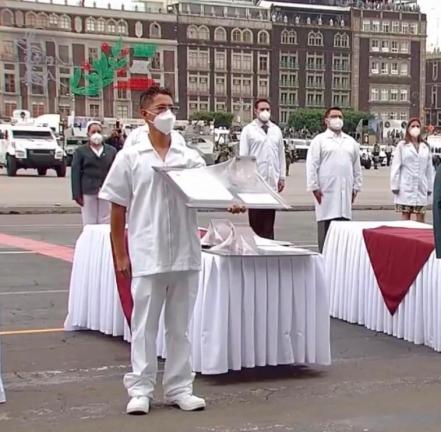 AMLO entrega presea “Miguel Hidalgo” a enfermero de SLP