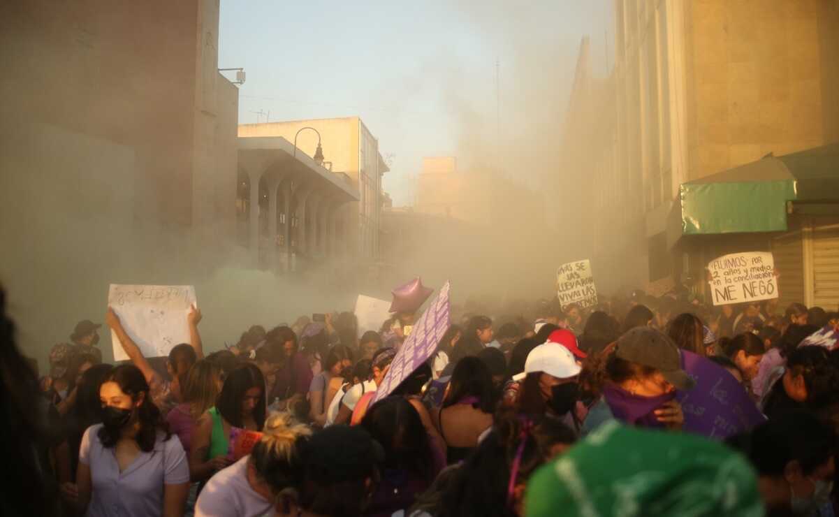 Rector de la UASLP se disculpa por uso de extintores durante marcha del 8M. Fotos: Fabiola Juárez