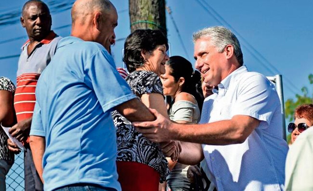 El primer vicepresidente cubano, Miguel Díaz-Canel (der.) saluda a las personas que acudieron a votar en Santa Clara. Foto: AFP | El Universal