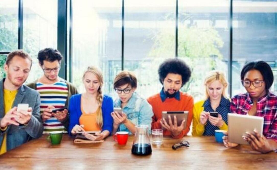 Jóvenes mexicanos gastan más de lo que ganan