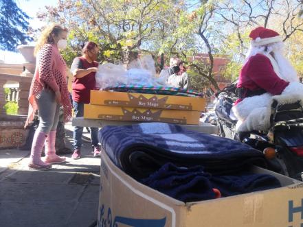 Reparten regalos a niños vulnerables por día de Reyes en SLP