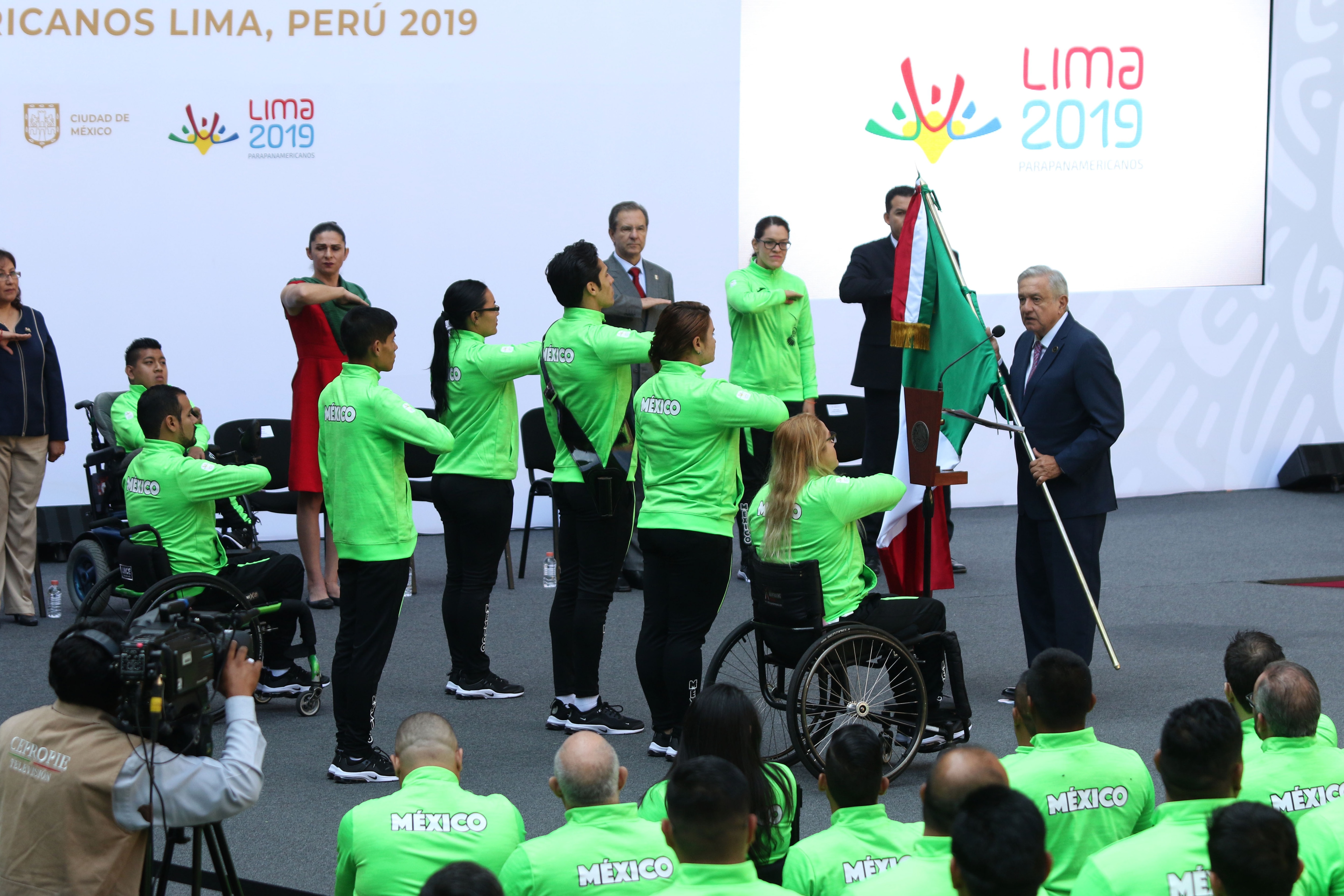 AMLO reconoce deuda con deportistas