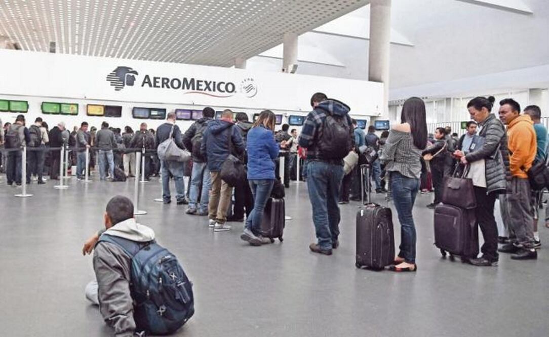Aeroméxico implementará una serie de medidas para reducir costos, por lo que destituirá a empleados administrativos, operativos y a sobrecargos (ARCHIVO EL UNIVERSAL)