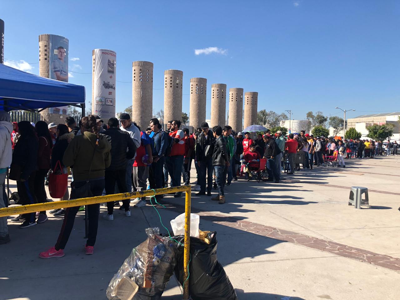 Aficionados del San Luis hacen largas filas para conseguir boletos vs Chivas