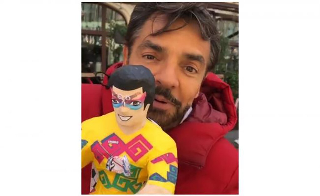 Regalan piñata a Eugenio Derbez en Rusia