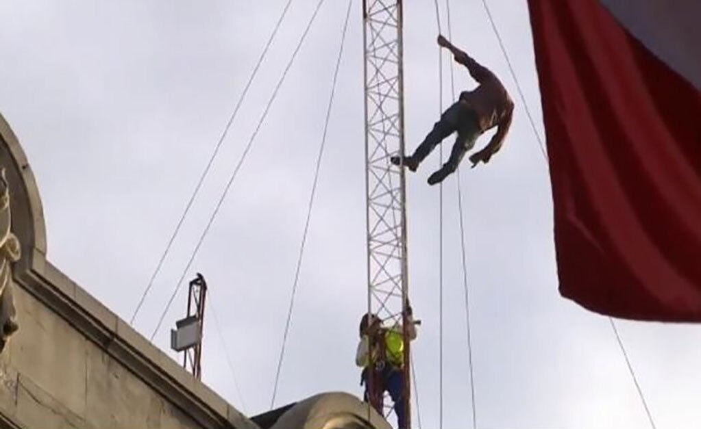 Un rescatista intenta acercase al individuo del que se desconoce el motivo por el que subió al lugar. FOTO: CAPTURA DE PANTALLA