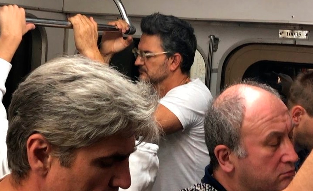 Ricardo Arjona viaja en metro y nadie lo reconoce