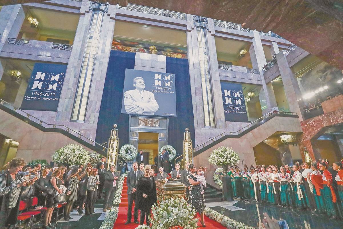 Gastan 1.2 mdp en traer cenizas de José José a México