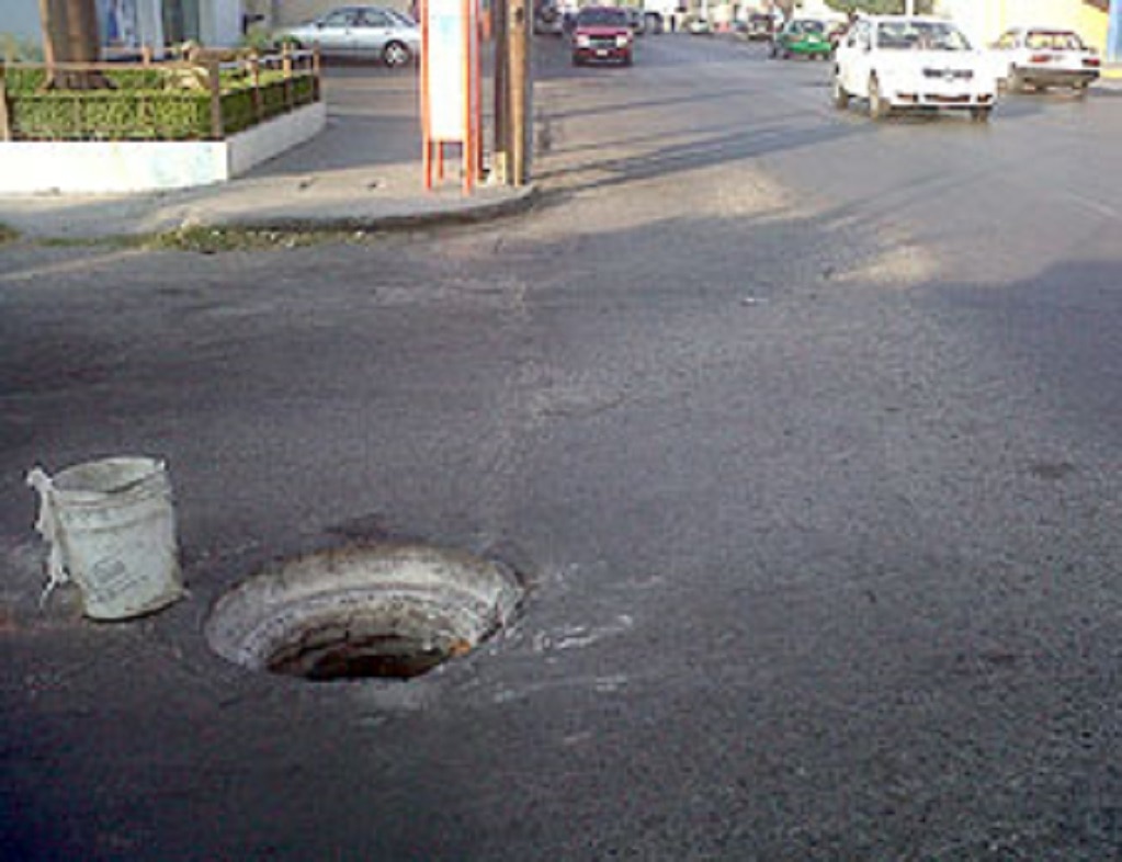 Alcantarillas destapadas generan riesgos a automovilistas