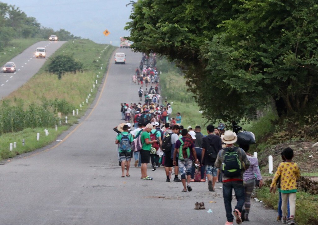  Caravana de migrantes cruza el río Suchiate hacia México