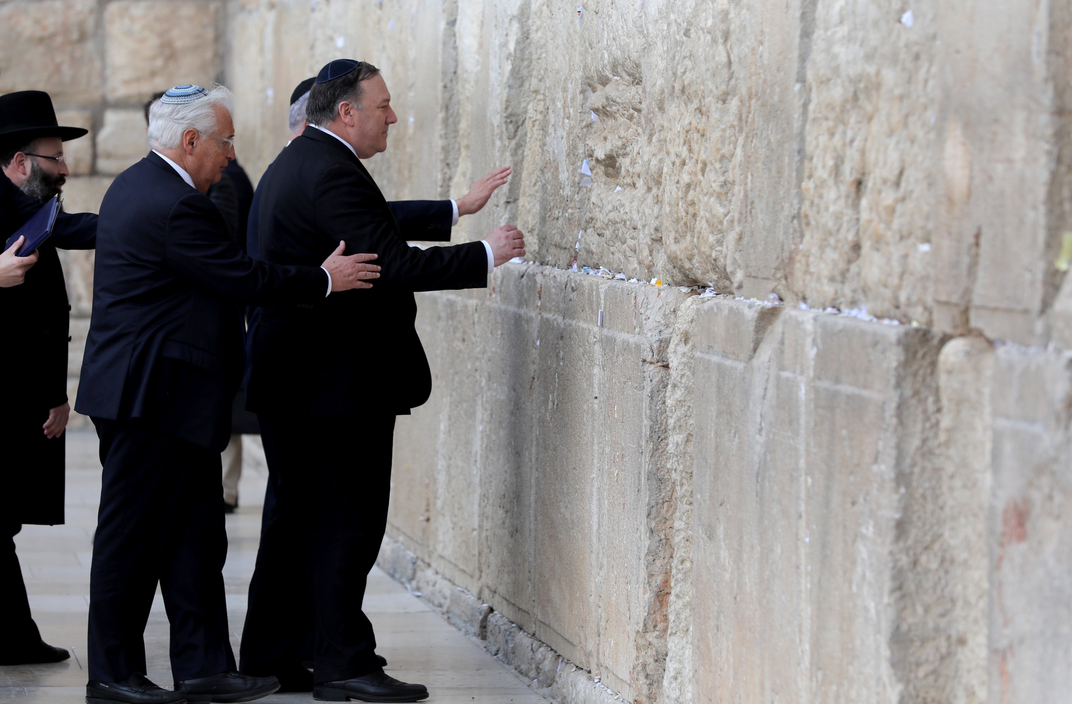 Pompeo rompe tradición y visita Muro de los Lamentos en Jerusalén