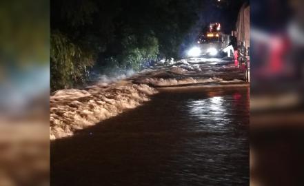 Rescatan a motociclista en Sierra Leona, fue arrastrado por la corriente