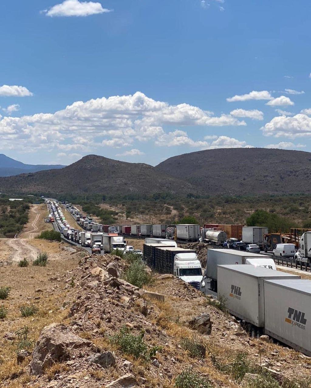 Dejan obras hartazgo de transportistas y automovilistas por tráfico en la carretera 57. Foto: Especial