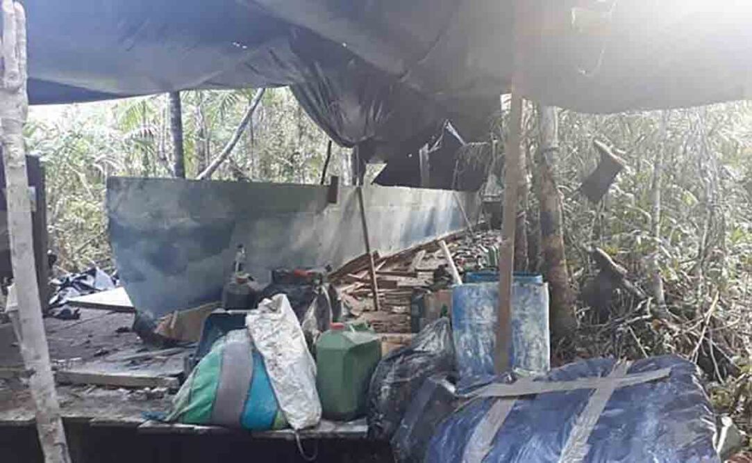 En un astillero rudimentario en la jungla de la zona suroccidental de Colombia, policías y militares colombianos descubrieron un semisumergible en construcción financiada por el cártel de Sinaloa (Foto: Policía Nacional de Colombia)