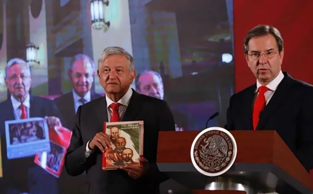 Conmemora López Obrador 60 aniversario de la primera entrega de libro de texto gratuito