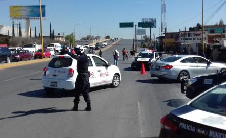 Bloquean carretera Matehuala por falta de agua en Soledad