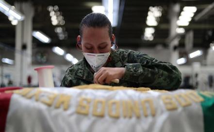 Los militares que elaboran las megabanderas