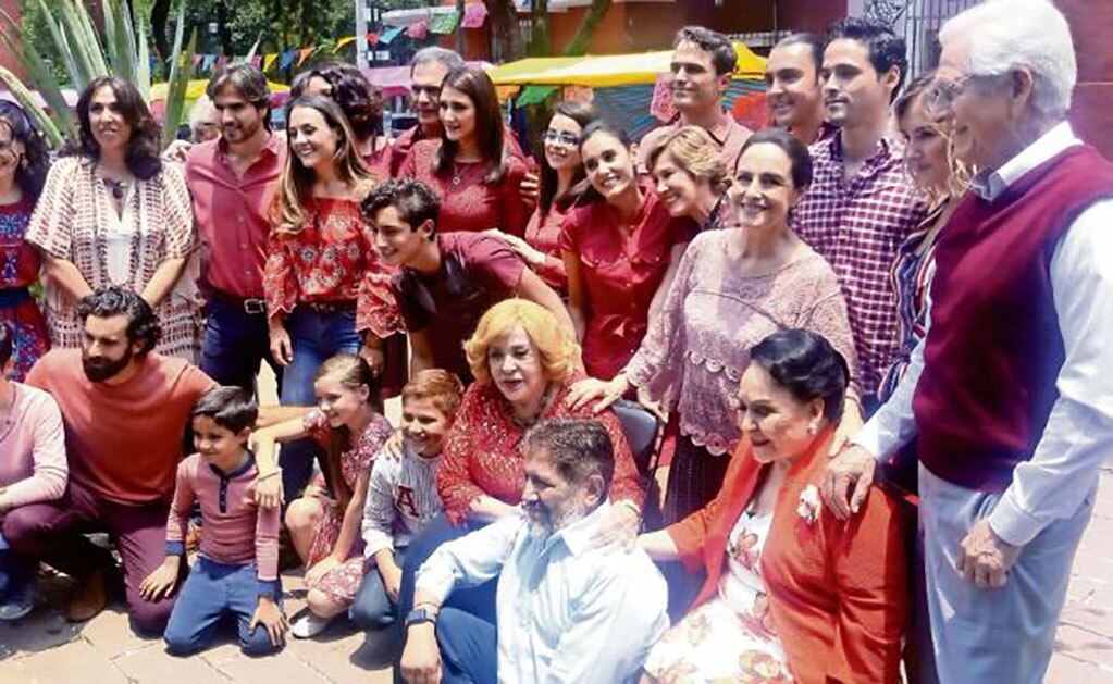 La actriz (naranja) graba la segunda temporada de Mi marido tiene familia (JANET MERIDA. EL UNIVERSAL)